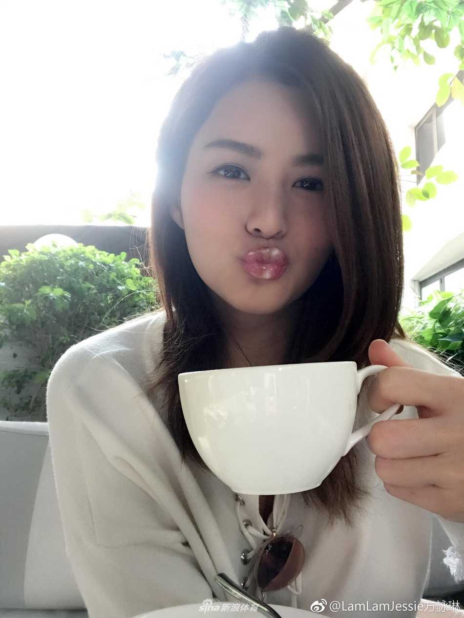 香港篮球女神方泳琳從球場躍上銀幕 酷似陳妍希的雙棲明星 方泳琳身著休閒服裝展現甜美氣質,鄰家女孩般的親切笑容讓人不禁想起電影中那個讓所有人著迷的沈佳宜