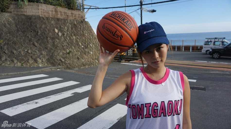 香港篮球女神方泳琳球场飒爽私照曝光神似陈妍希引爆网络 方泳琳Jessie身披白色球衣,在球场边线回眸一笑,清纯甜美的模样仿佛就是漫画中走出来的运动少女。