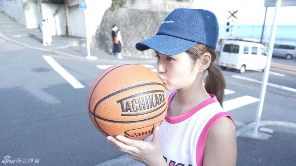 香港篮球女神方泳琳球场飒爽私照曝光神似陈妍希引爆网络 私下里的方泳琳换上休闲碎花裙,坐在海边眺望远方,清新自然的风格与球场上的她形成反差,展现出邻家女孩的温柔气质。