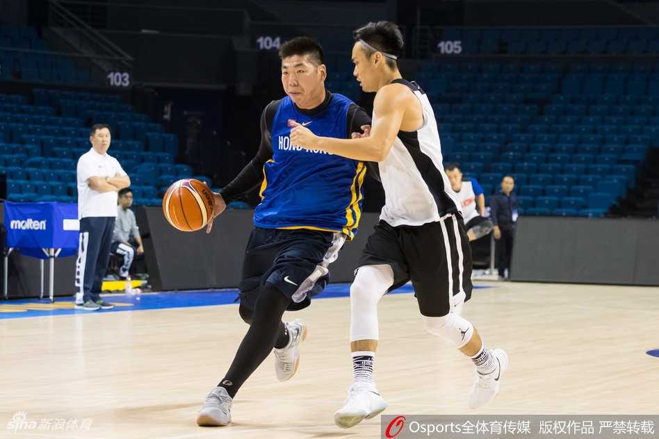 香港邓肯惠龙儿率队出征南京,世预赛狭路相逢欲撼中国男篮 训练场上惠龙儿高高跃起,在队友的严防下完成了一记势大力沉的单手劈扣,展现出与“邓肯”外号相符的强硬统治力。