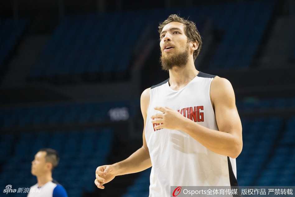 香港邓肯惠龙儿率队出征南京,世预赛狭路相逢欲撼中国男篮 队友在外线出手,惠龙儿早已卡住身位,庞大的身躯在禁区形成一道屏障,双眼紧盯着篮球的轨迹准备冲抢篮板。