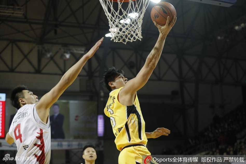 马布里20分引领三外援狂飙,北控客场大胜吉林终结三连败 马布里在客场比赛中眼神坚毅,持球面对吉林队防守球员,他的每一次突破都让主队防线风声鹤唳。