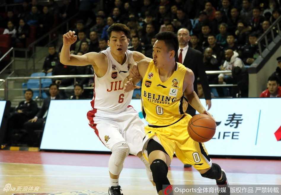 马布里20分引领三外援狂飙,北控客场大胜吉林终结三连败 高诗岩运球推进,面对马布里的死亡缠绕式防守,他压低重心,寻找着突破的良机。