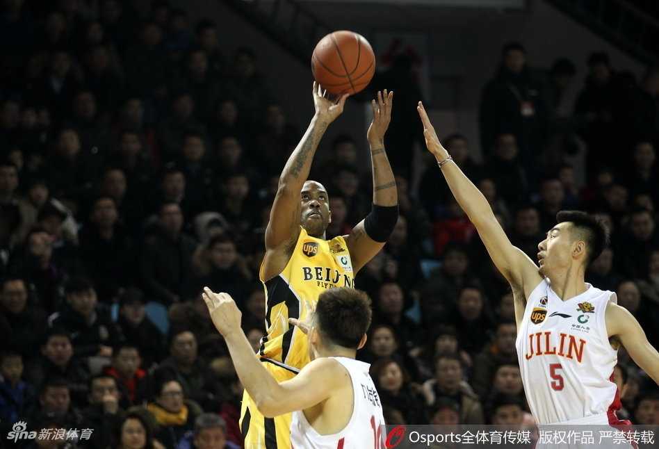 马布里20分引领三外援狂飙,北控客场大胜吉林终结三连败 吉林外援兰德里在激烈拼抢中高高跃起,用指尖轻轻一点,将球拨向自己更有利的争抢位置。