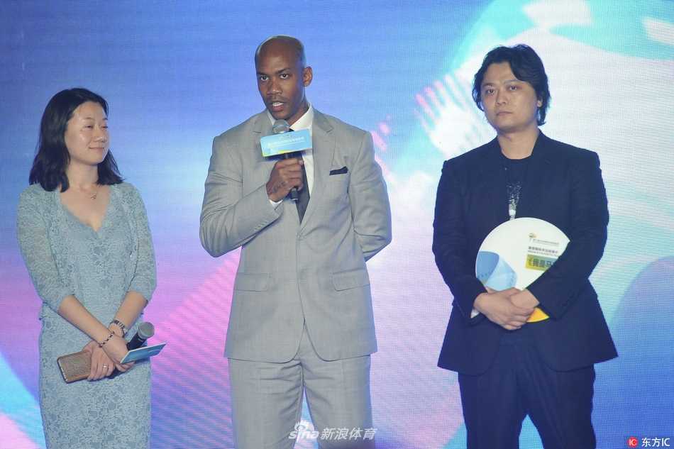 马布里亮相北京国际体育电影周 传递体育精神 开幕式舞台上,众多嘉宾共同启动本届体育电影周,马布里作为特邀嘉宾站在舞台中央,与众人一起见证这一荣耀时刻。