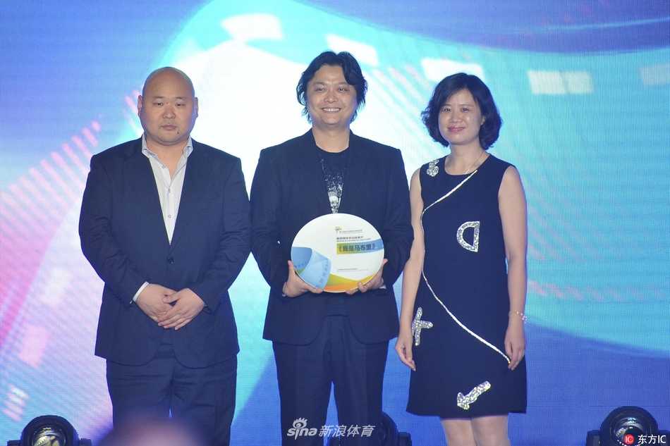 马布里亮相北京国际体育电影周 传递体育精神 马布里与一位可爱的儿童嘉宾在台上亲切互动,他俯下身子与小朋友击掌,画面温馨有爱,展现出铁汉柔情的一面。