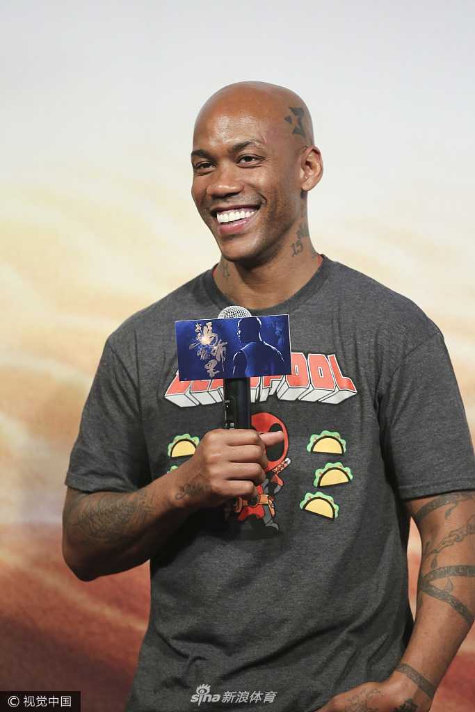 马布里亮相电影发布笑容满面,下一站归属成谜 发布会上的马布里戴着时尚的棒球帽,眼神专注而明亮,他正在向台下的媒体和球迷讲述拍摄电影时的趣事,那份对篮球的热爱透过肢体语言感染着在场的每一个人。