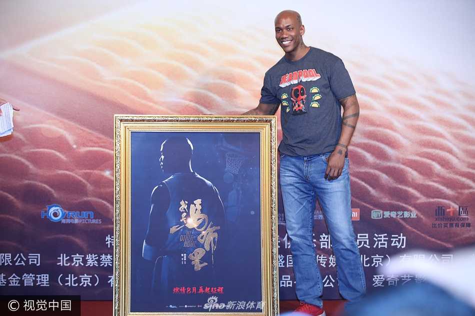 马布里亮相电影发布笑容满面,下一站归属成谜 双手插兜的马布里酷劲十足,在发布会后台依然保持着轻松惬意的心情。身后的工作人员穿梭忙碌,而他仿佛自带光环,无论走到哪里都是绝对的焦点,这份从容来自四年的三冠与对这座城市的深厚感情。