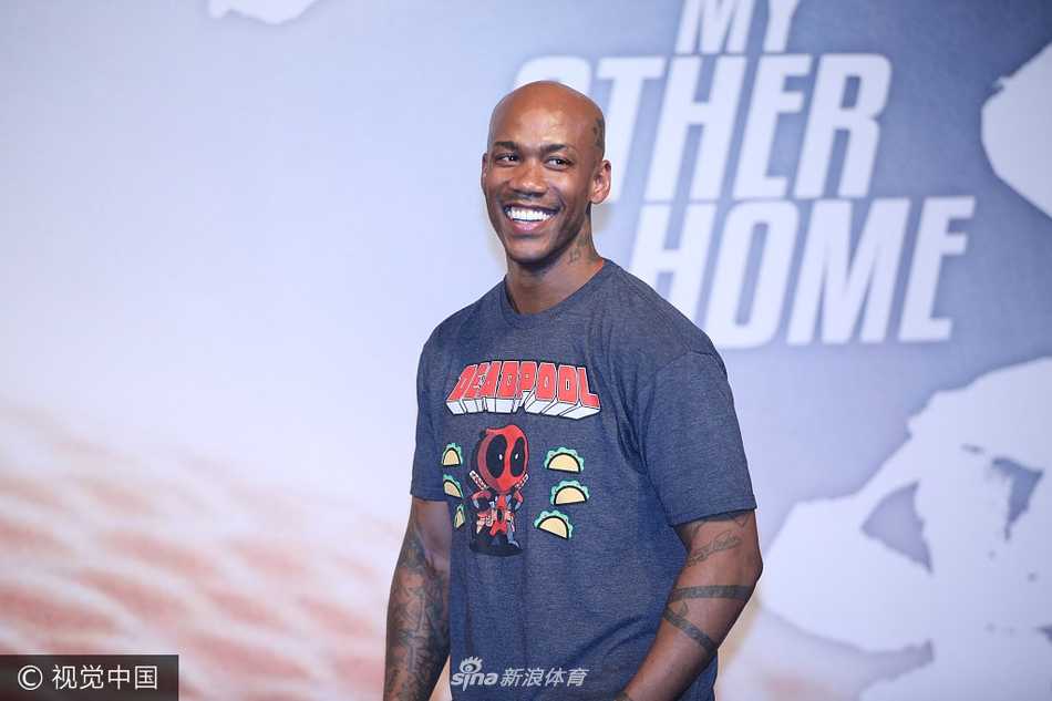 马布里亮相电影发布笑容满面,下一站归属成谜 笑容再次绽放在马布里的脸上,他仿佛已经将所有的传闻抛诸脑后。此刻的他只专注于眼前的电影,专注于热爱他的球迷。这自信而温暖的笑容,是给予所有关心他的人最好的定心丸。