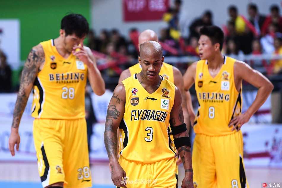 灯光下的北控更衣室里，马布里低头审视手中那件印有‘FLYDRAGON’字样的战袍，他或许还未意识到，这件熟悉的季前赛球衣即将在正式比赛中引发一场关于职业规范的讨论。