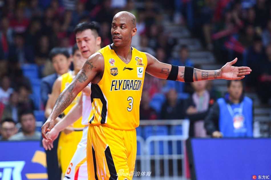 老马在罚球线上稳稳出手，这一刻他神情专注。他身后的看台上，球迷们高举着支持他的标语牌，人们并未因球衣的差错而减少对他的热爱，反倒让这件特殊的球衣成为当晚最独特的记忆点。