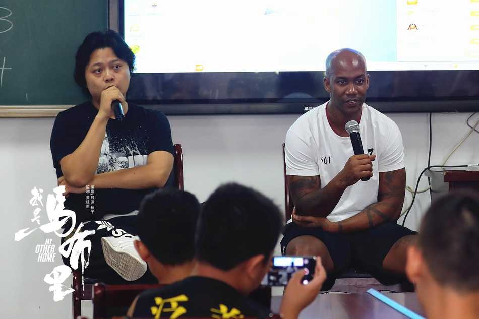 活动的最后，马布里与孩子们围抱在一起，大家对着镜头露出灿烂的笑容，背景中的校园操场充满了生机与活力，记录下这次难忘的篮球之约。