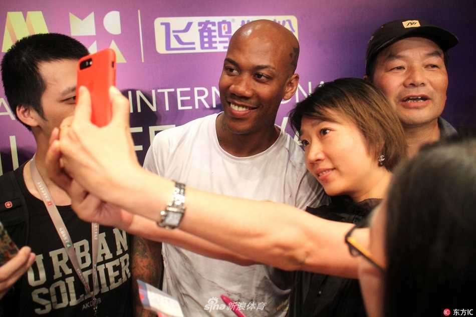 马布里空降上海电影节玩转自拍,从纽约之子到北京爷们的光影传奇 身着时尚休闲装的马布里亮相见面会现场,他脸上洋溢着标志性的灿烂笑容,仿佛在向所有人宣告,这个电影跨界之旅让他感到无比新鲜与兴奋。