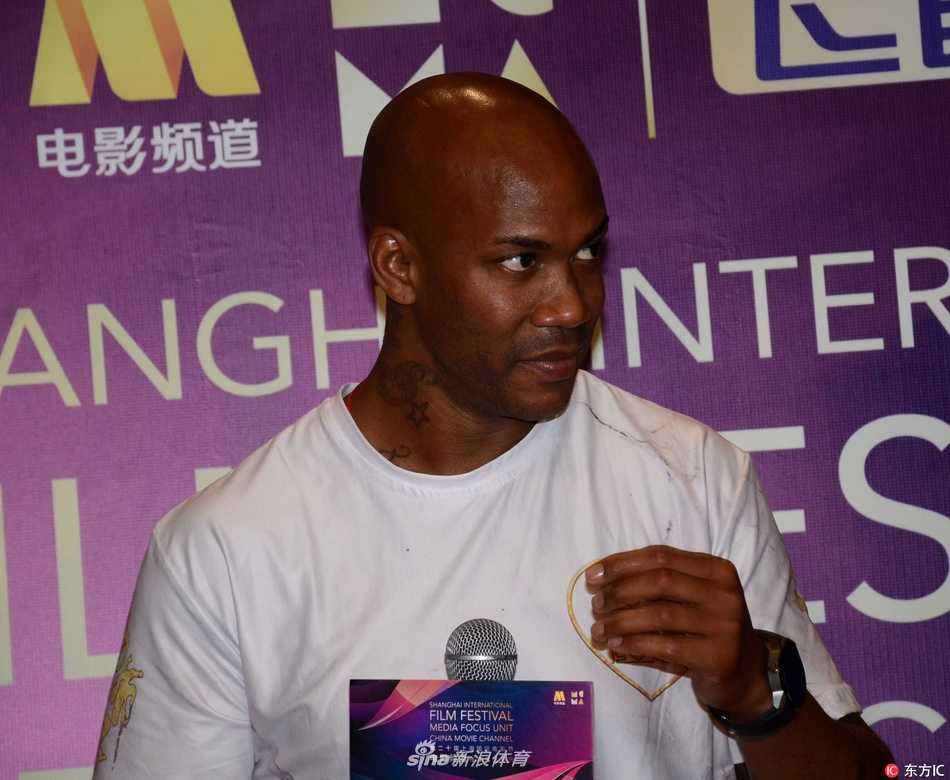 马布里空降上海电影节玩转自拍,从纽约之子到北京爷们的光影传奇 在媒体见面会的高潮环节,一位面容姣好的女粉丝或记者获得了与马布里近距离接触的机会,老马主动拿起手机,两人头挨着头,在镜头前留下了这张充满欢笑的趣味自拍。