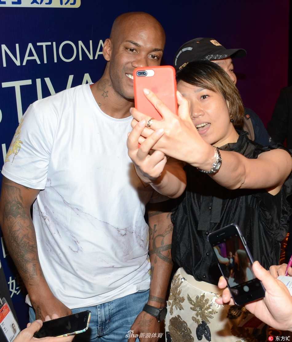 马布里空降上海电影节玩转自拍,从纽约之子到北京爷们的光影传奇 马布里坐在媒体采访区,面对镜头时而搞怪地撇嘴,时而认真地倾听提问,表情管理切换自如,展现了他在篮球场外作为演员的多面性和表现力。