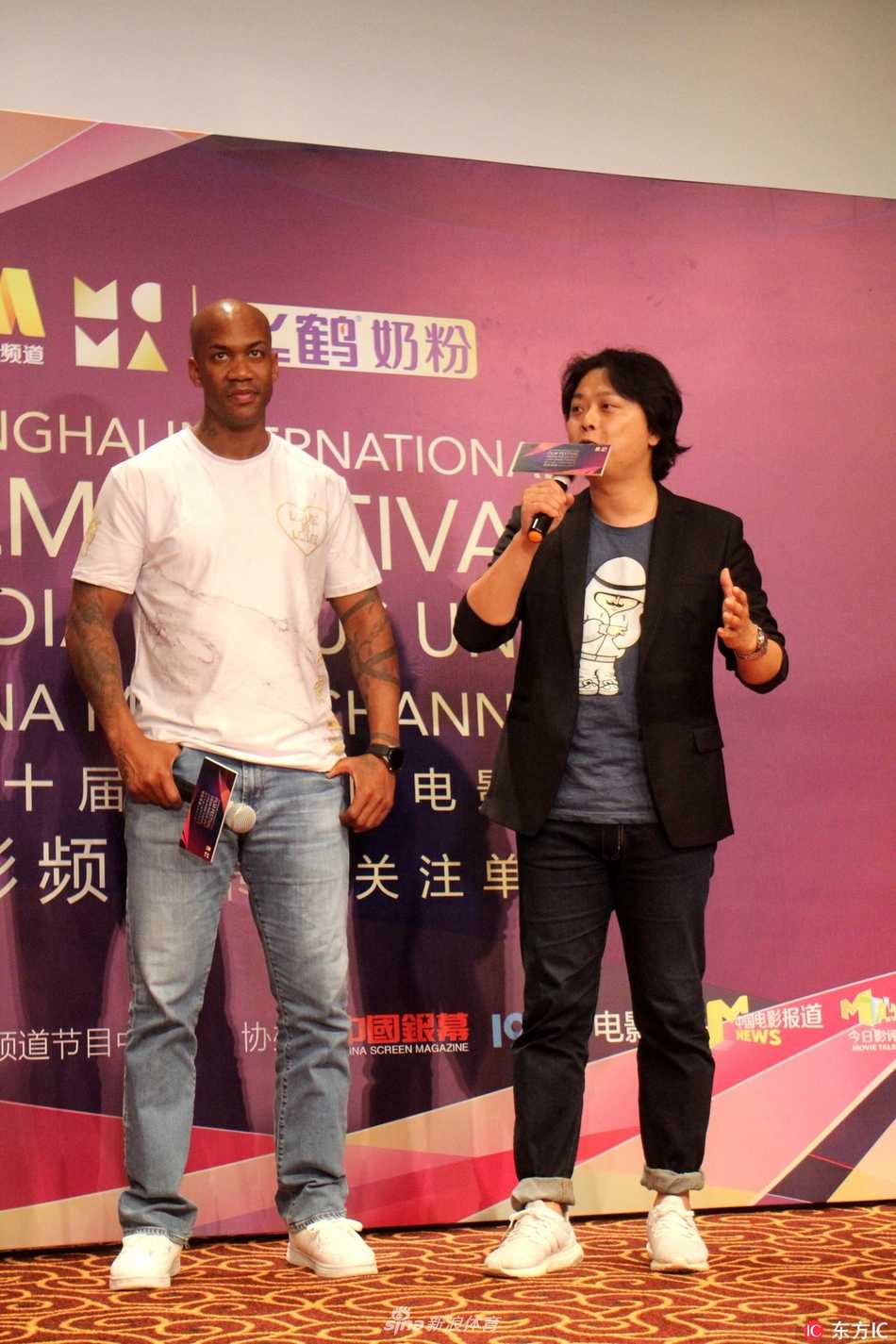 马布里空降上海电影节玩转自拍,从纽约之子到北京爷们的光影传奇 老马在现场被热情的粉丝团团围住,面对递过来的签名笔和篮球,他一一耐心满足,眼神中满是感激与宠溺,将现场变成了大型粉丝见面会。