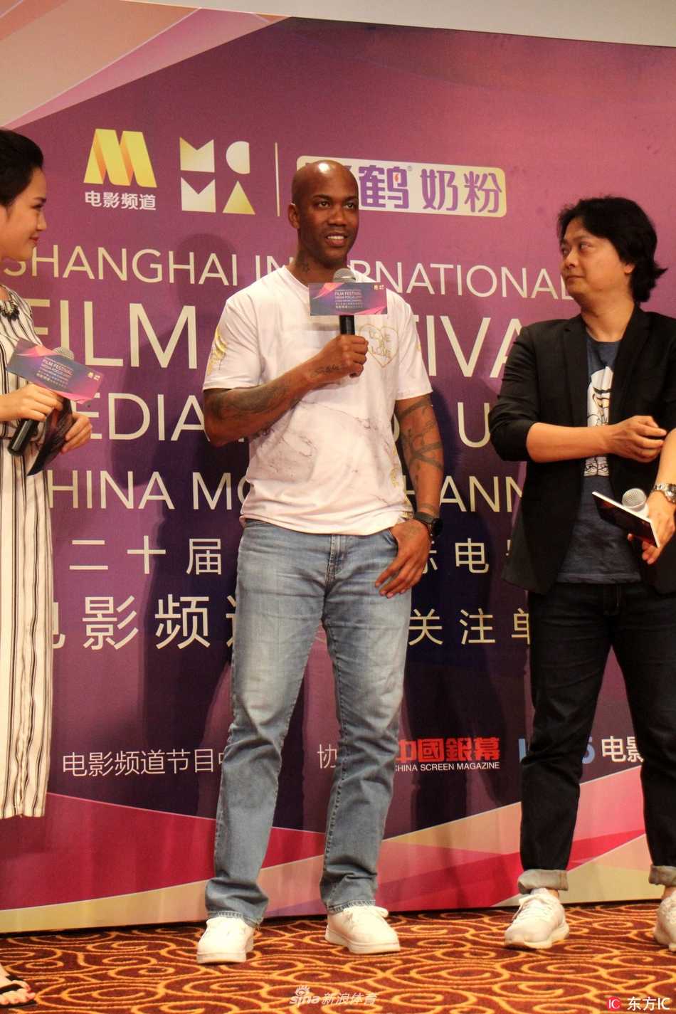 马布里空降上海电影节玩转自拍,从纽约之子到北京爷们的光影传奇 面对长长的记者采访话筒和密集的闪光灯,马布里眼神中透露出超越体育的笃定与从容,仿佛在通过镜头告诉每一个关注他的人,篮球和电影都是他与世界沟通的语言。