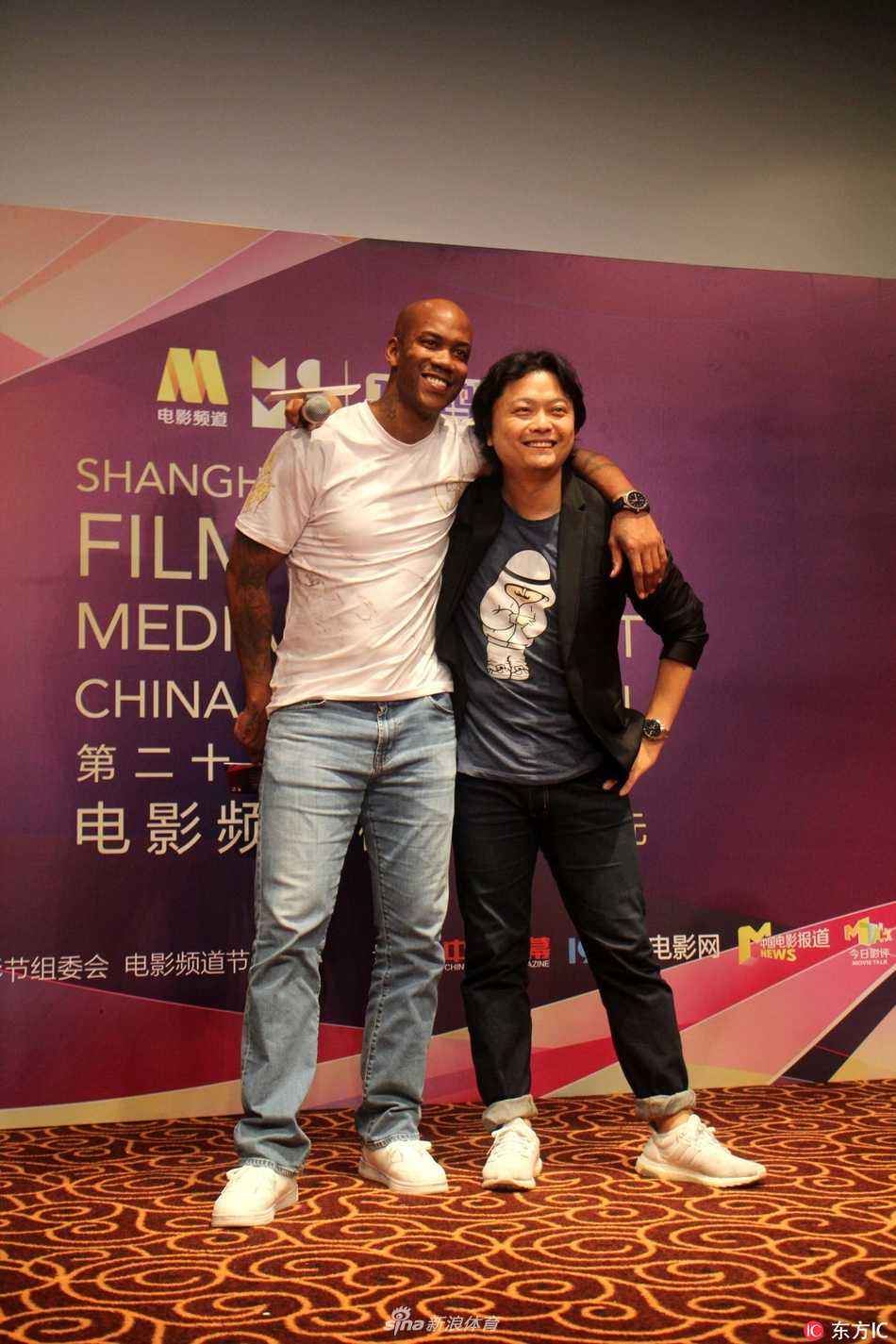 马布里空降上海电影节玩转自拍,从纽约之子到北京爷们的光影传奇 活动结束后的人潮中,马布里依然被簇拥着,他侧身与身边的工作人员交谈,现场人声鼎沸,映衬出这位篮球巨星在演艺圈首次亮相的超高人气与热烈反响。