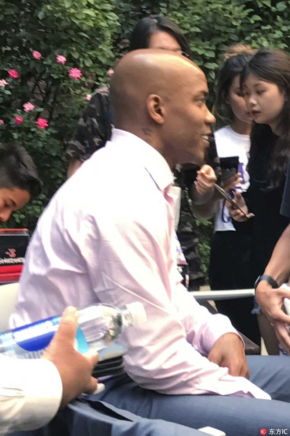 马布里纽约大学温情之旅:泪别北京球迷,赠予平价球鞋传递中国梦 马布里在纽约大学向学生们赠送自己品牌的运动鞋,学生们脸上洋溢着惊喜的笑容,纷纷伸手接过这份来自篮球明星的礼物。