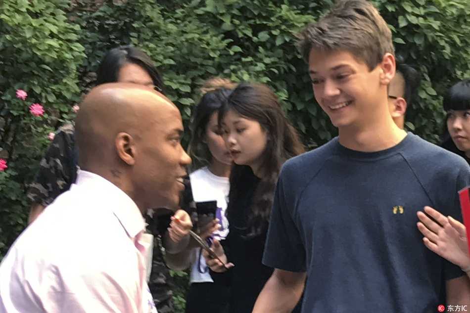 马布里纽约大学温情之旅:泪别北京球迷,赠予平价球鞋传递中国梦 马布里在纽约大学教室内与学生们亲切互动,他面带微笑,专注地听着学生提问,周围的学生们聚精会神,气氛融洽。