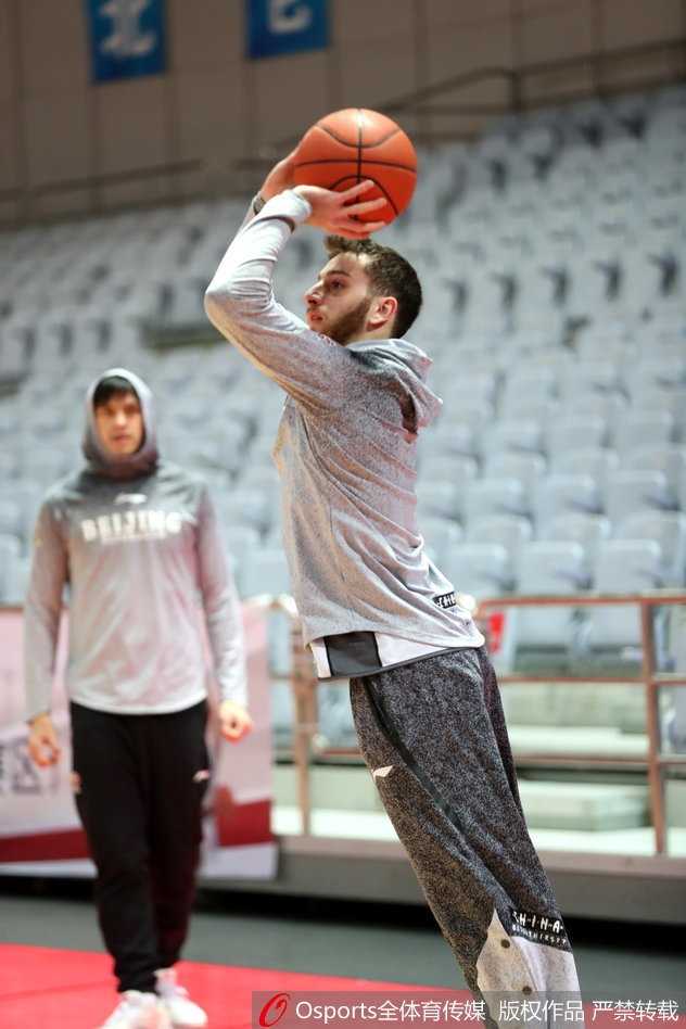 马布里突破瞬间肌肉紧绷，满脸的胡茬与坚毅的目光，诉说着老兵不死的精神