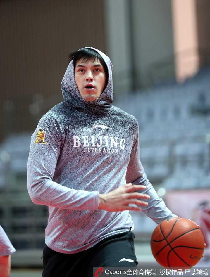 马布里与助教交流战术，手舞足蹈地比划着跑位路线，认真的表情宛如一位场边指挥官