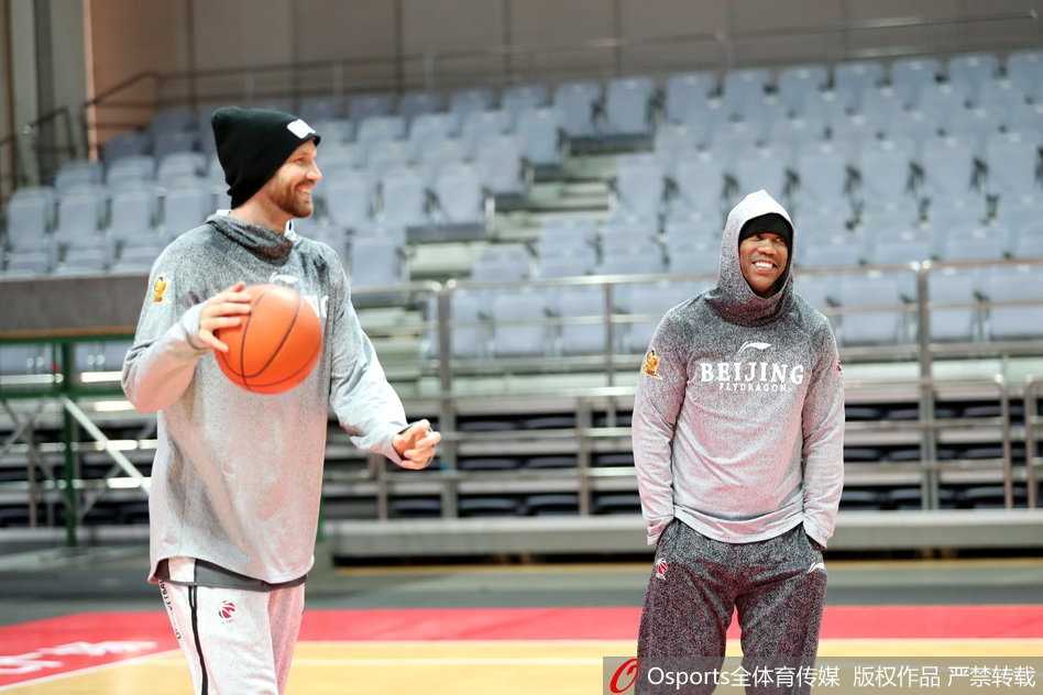 北控全队围成一圈听马布里训话，老马成为绝对核心，团队凝聚力在这一刻尽显无遗