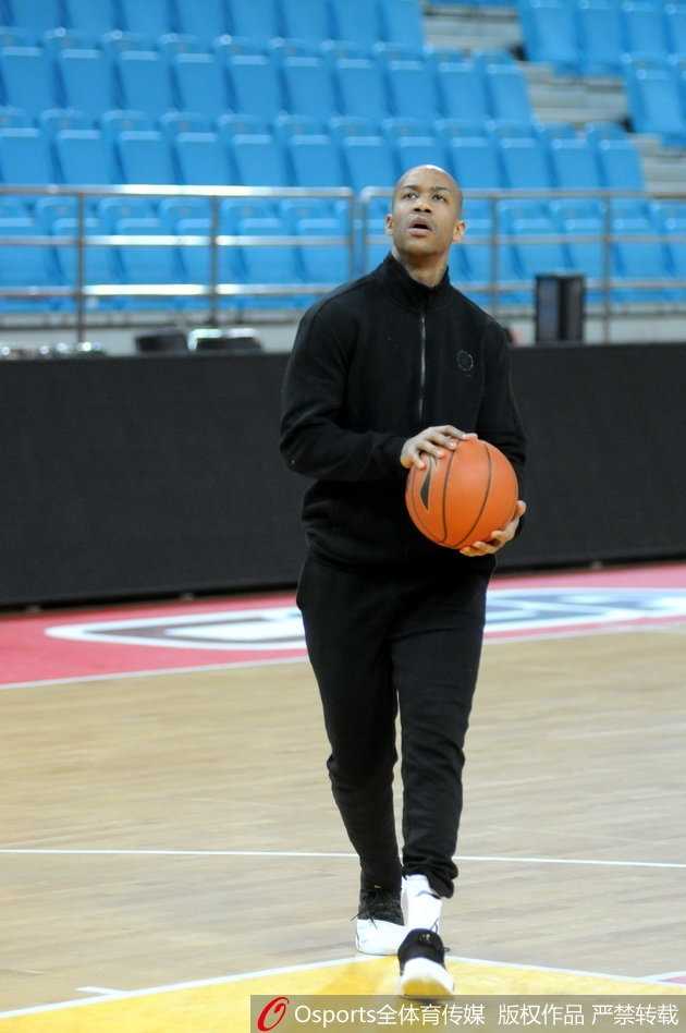 马布里领衔北控队积极备战常规赛第二十二轮训练场展现轻松备战氛围 训练场上,四十岁的马布里咬紧牙关,用标志性的犀利突破撕裂防守,仿佛瞬间回到了十八岁那个无所不能的‘独狼’岁月。