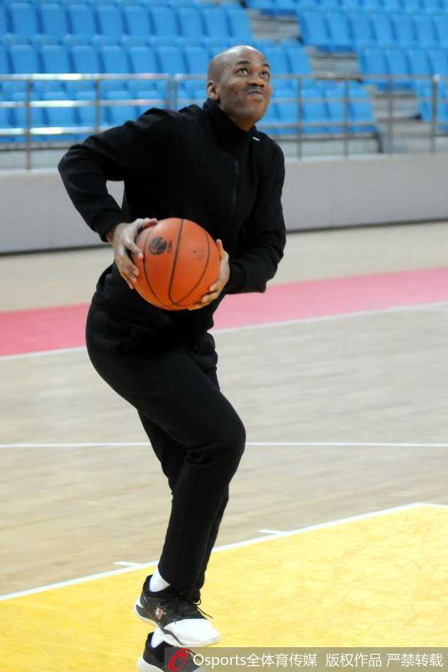 马布里领衔北控队积极备战常规赛第二十二轮训练场展现轻松备战氛围 马布里在对抗中突然急停,做出一个惟妙惟肖的传球假动作,晃飞了防守球员的重心,如同一位魔术师在指尖玩弄着篮球的戏法。