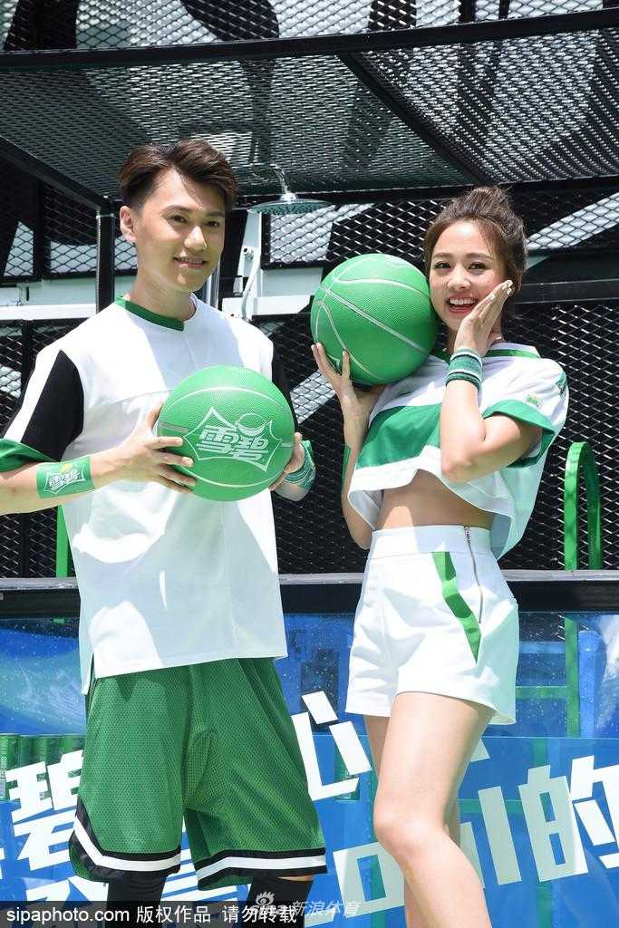 鬼鬼吳映潔扎起馬尾，身穿白色運動背心，在炙熱的陽光下奮力將手中的籃球投向那不停旋轉的奇特籃框，表情專注中帶著俏皮。