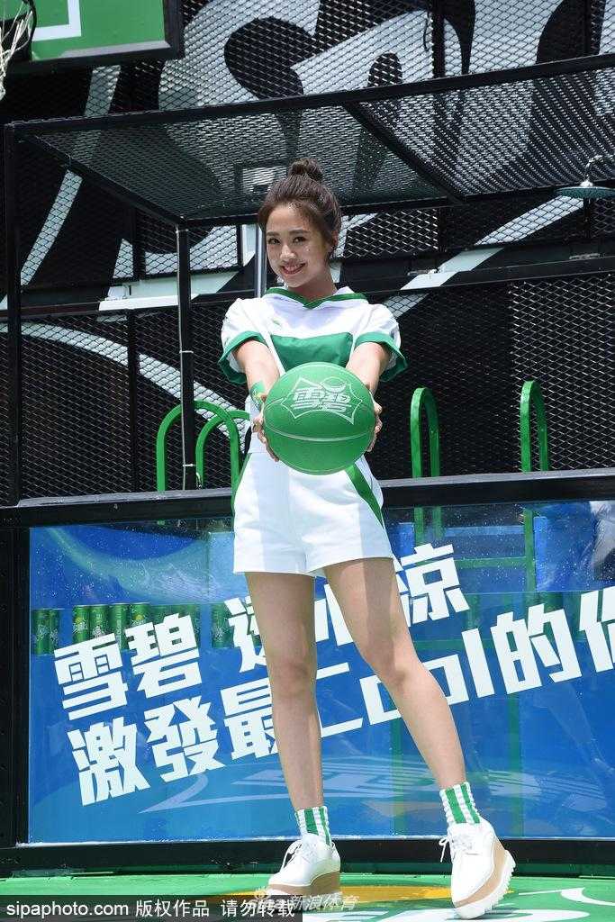 毛弟邱翊澄穿著黑色短T，神情輕鬆自若地進行投籃，即使在高速旋轉的籃框挑戰中，他的動作依然流暢，展現出平時維持的絕佳手感。