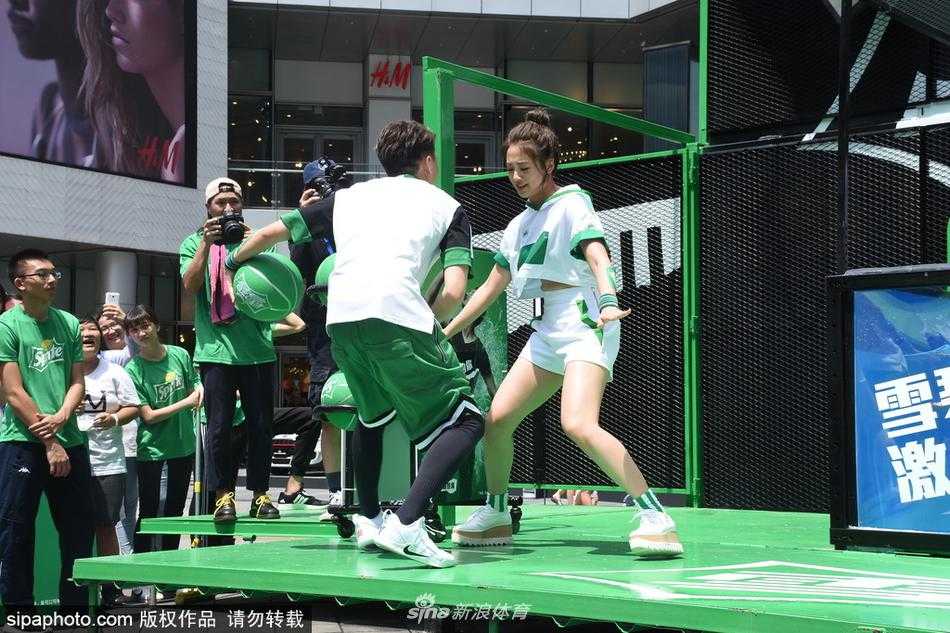 籃球好手周儀翔（左）與蔣淯安（右）也現身活動，他們分別擔任鬼鬼和毛弟的指導教練，在場邊認真觀戰並給予戰術建議。