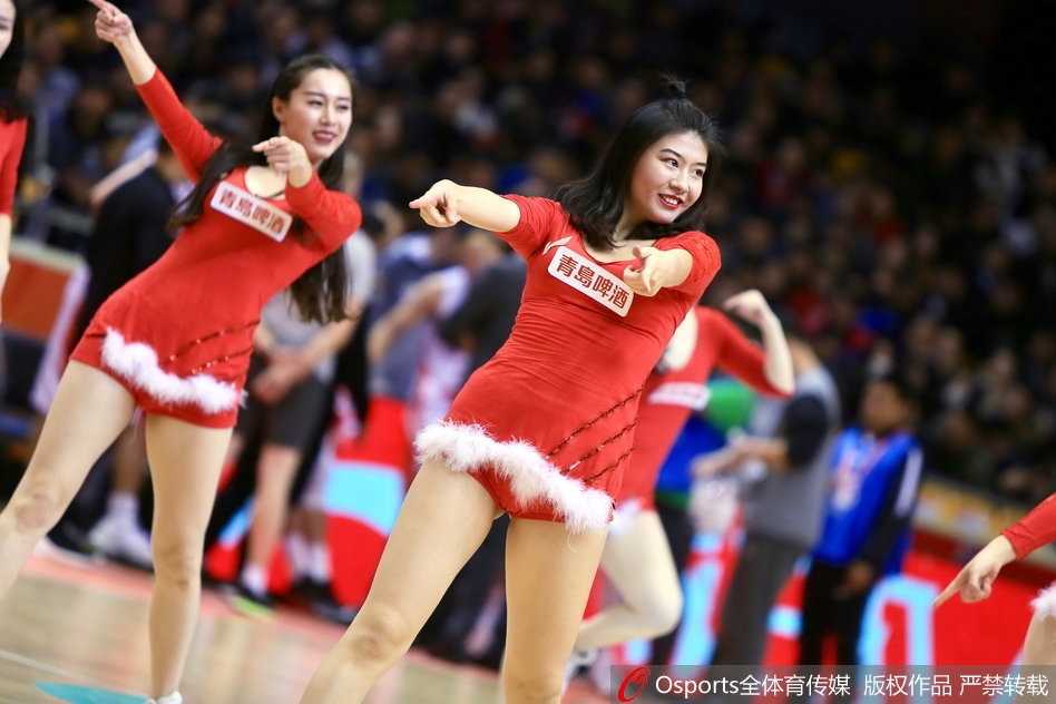 伴随着节奏感十足的音乐，一名篮球宝贝正激情热舞，她飞扬的发丝和动感的舞步，定格了赛场上力与美完美结合的精彩瞬间。