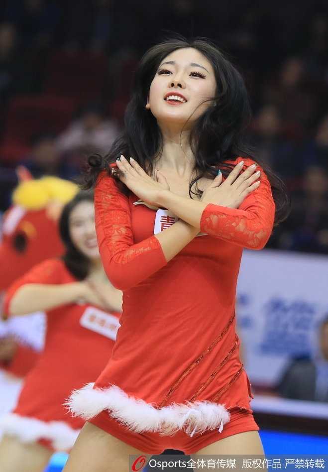 赛场上，篮球宝贝做出高难度的舞蹈动作，曼妙的身姿与火热的气氛融为一体，为激烈的篮球对抗增添了一抹独特的柔情与魅力。