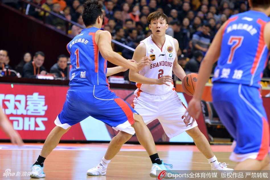 鲁津之战经典回顾:陶汉林篮下制霸狂砍三十八分,丁彦雨航率山东主场击退天津止连败 天津队外援杰特持球组织进攻,面对老东家山东队的严密防守,他眼神坚定,试图用自己丰富的经验撕开防线,为队友创造得分良机。
