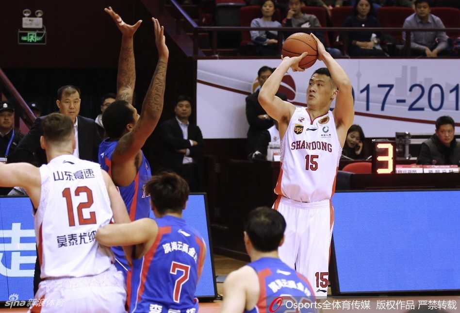 鲁津之战经典回顾:陶汉林篮下制霸狂砍三十八分,丁彦雨航率山东主场击退天津止连败 本场比赛的绝对主角陶汉林,在天津队三人合围之下依然强行起跳,用一记势大力沉的单手劈扣终结进攻,展现了他本场比赛不可阻挡的篮下统治力。