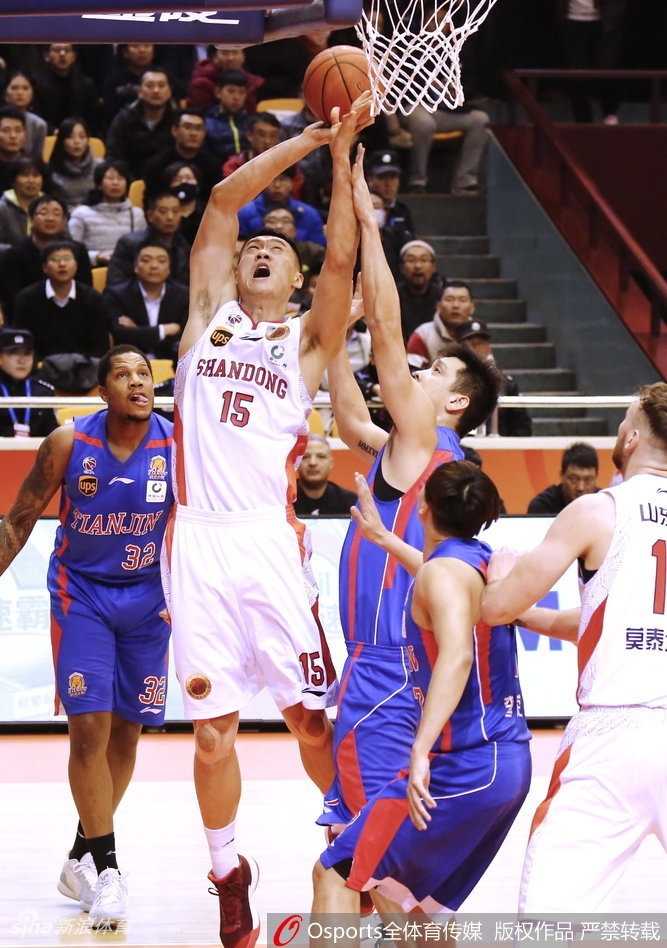 鲁津之战经典回顾:陶汉林篮下制霸狂砍三十八分,丁彦雨航率山东主场击退天津止连败 尽管大比分落后,天津队老将杰特依旧拼尽全力,他迎着防守悍将张春军高高跃起,试图用一记急停跳投为球队续命,诠释了何为永不言弃的体育精神。
