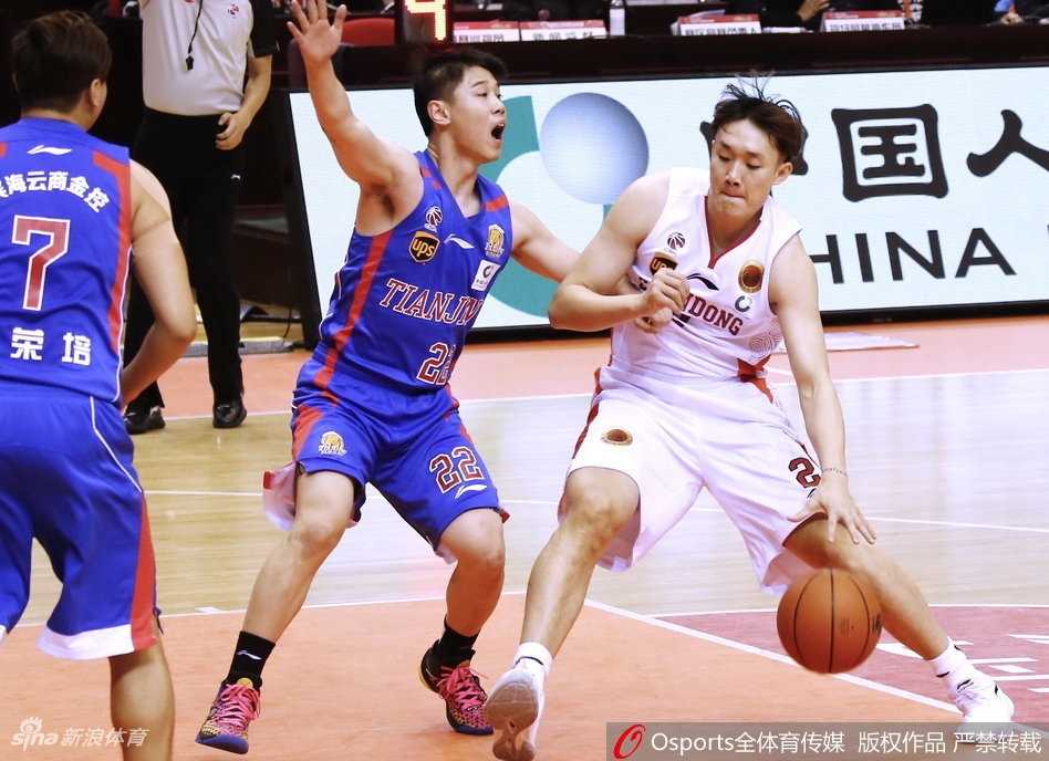 鲁津之战经典回顾:陶汉林篮下制霸狂砍三十八分,丁彦雨航率山东主场击退天津止连败 终场哨响,比分定格在123-114,获胜的山东队球员们聚拢在一起,场边的球迷们也纷纷起身鼓掌,共同庆祝这场来之不易的主场胜利。