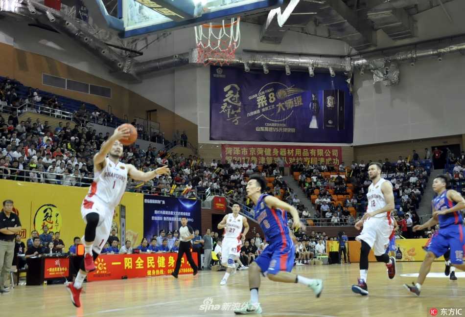 天津外援霍尔曼展现内线猛兽本色，在山东队双人包夹之下依然强行起跳，单手将球狠狠砸进篮筐。