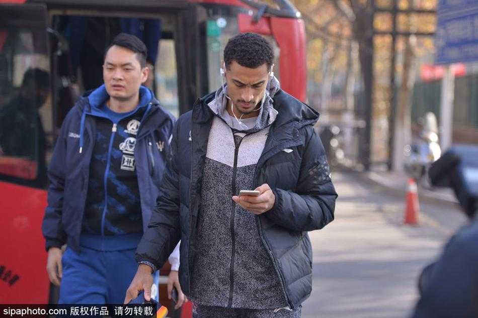 周鹏在训练中边线运球观察队友跑位，神情自若，彰显队长在队伍中的核心领导作用。