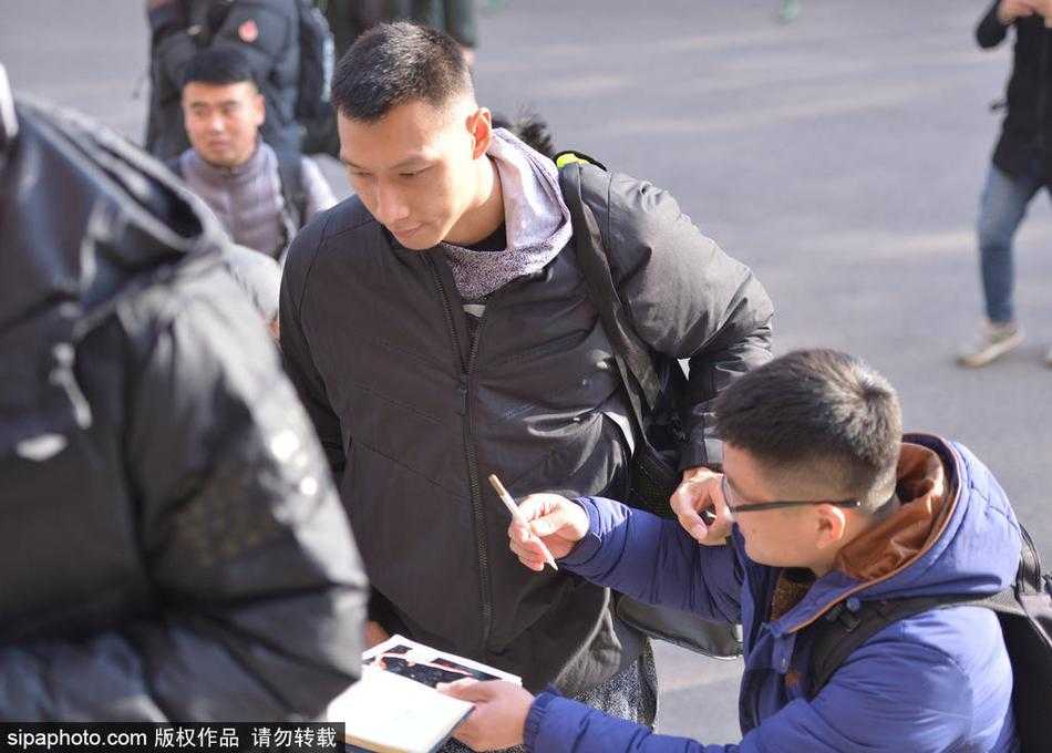 广东宏远全队球员围拢在一起进行赛前鼓劲，大家手叠在一起，气氛团结而热烈，准备迎接鲁粤大战。