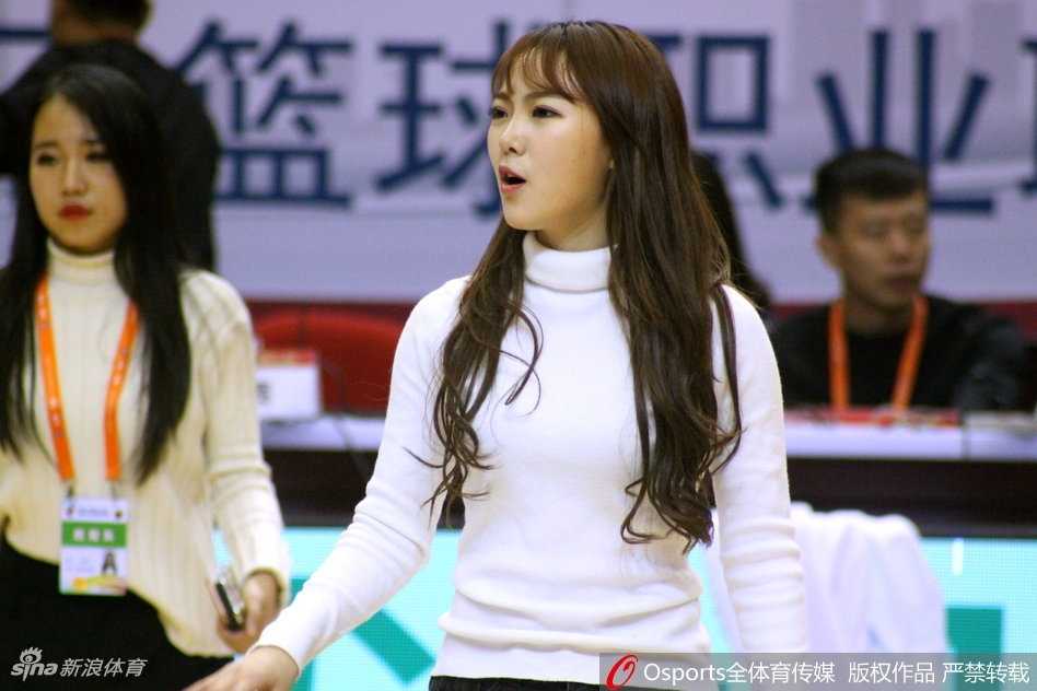 排练中的短暂交流，两位队员相视一笑，仿佛刚才排练的疲惫在这一刻烟消云散，眼中闪烁着对即将开始的比赛的期待与自信。