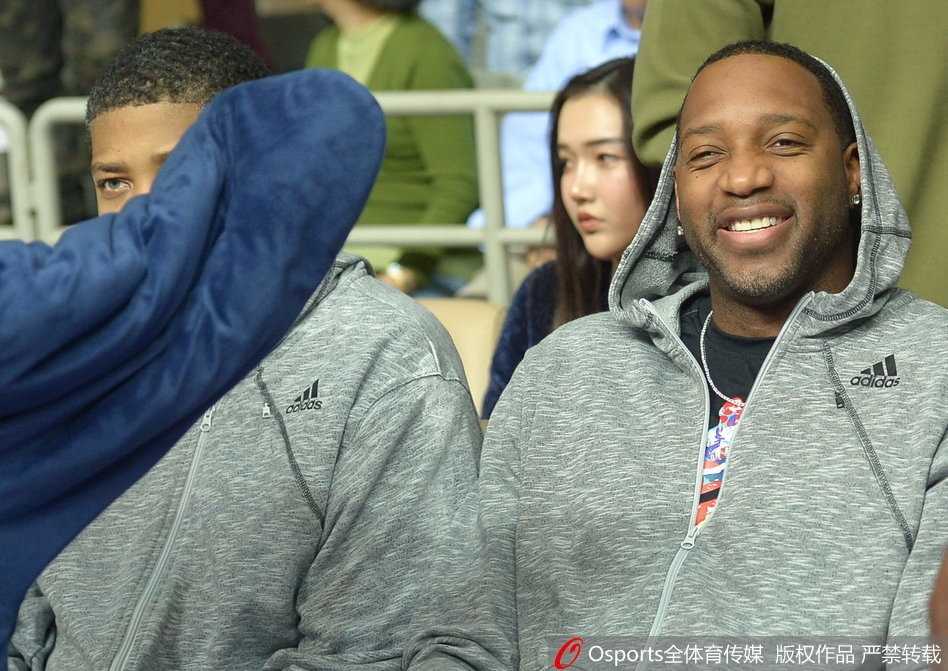 麦蒂现身CBA赛场，身着一袭休闲黑衣，嘴角扬起那抹标志性的慵懒微笑，眼神中透露出对比赛的专注与往昔峥嵘岁月的追忆。