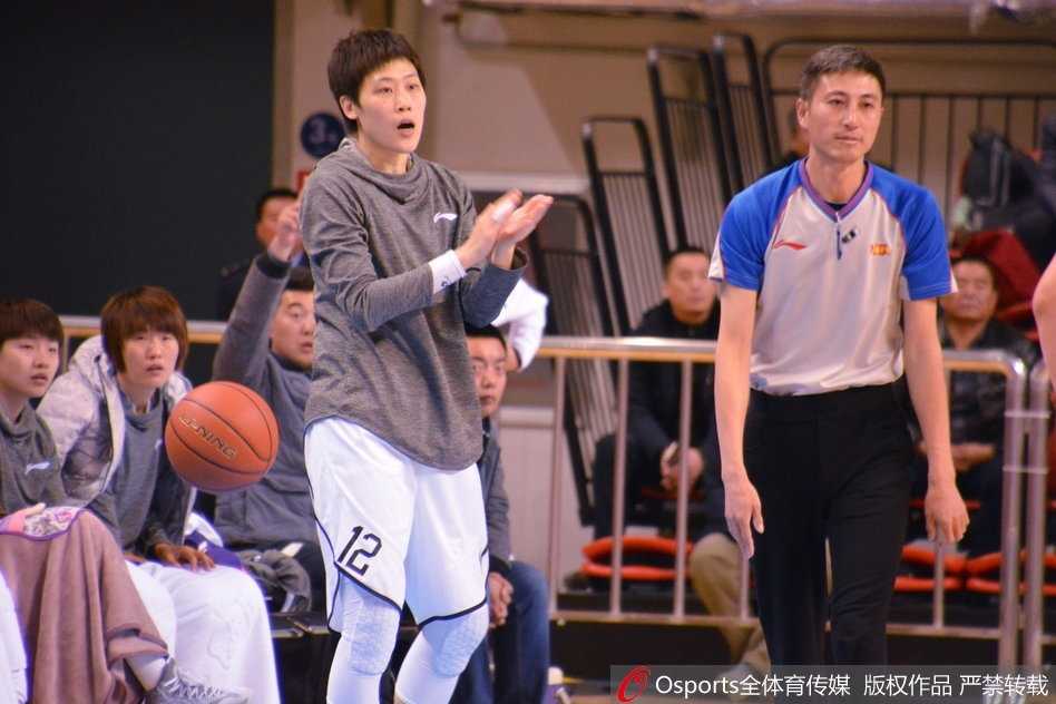 篮下混战瞬间，三名球员同时跃起，手臂交织在一起，橘红色的篮球在指尖被争抢，肌肉碰撞的声音仿佛穿透照片，将比赛的肉搏强度定格在这一秒。