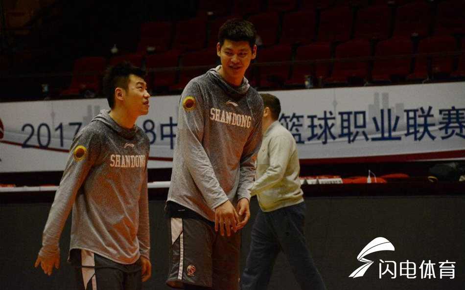 训练结束后的放松拉伸环节，老将孙桐林正俯身指导一位年轻内线如何进行赛后肌肉放松，两人的表情轻松而专注，这一刻的传承比任何战术都更能体现球队的底蕴。