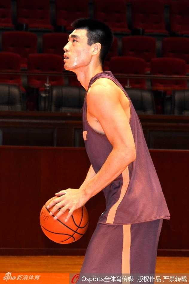 小将朱荣振在训练中格外抢眼，一次成功的防守后，他握拳低吼，眼神中透露出属于年轻人的求胜欲望。