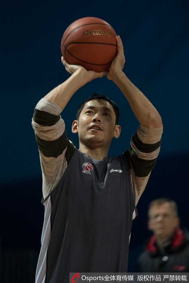 山东高速队球员在训练间隙围在一起，丁彦雨航站在中间比划着什么，似乎在与大家分享刚才那个神奇进球的秘诀，气氛非常融洽。