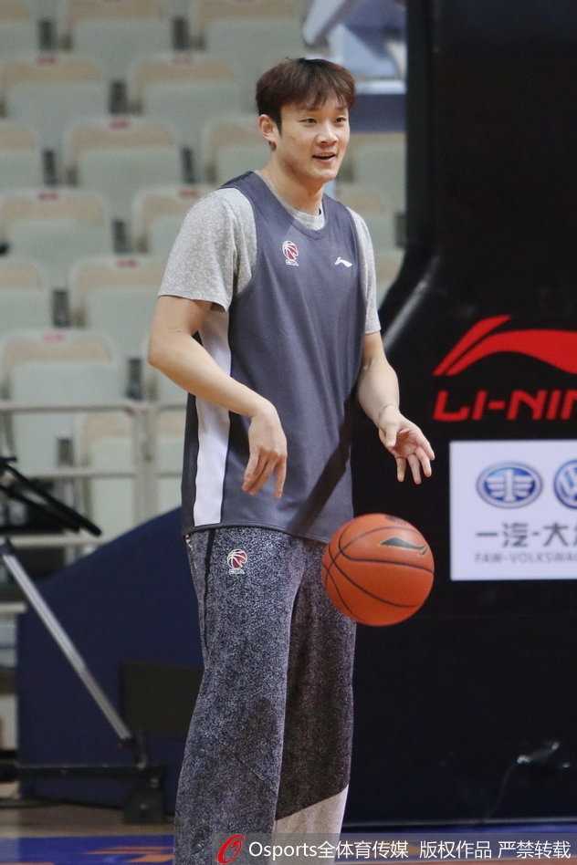 张庆鹏在训练间隙独自加练投篮，皮球划过一道完美的弧线空心入网，他坚毅的眼神中透露出对胜利的渴望和对职业生涯最后一站的珍惜。