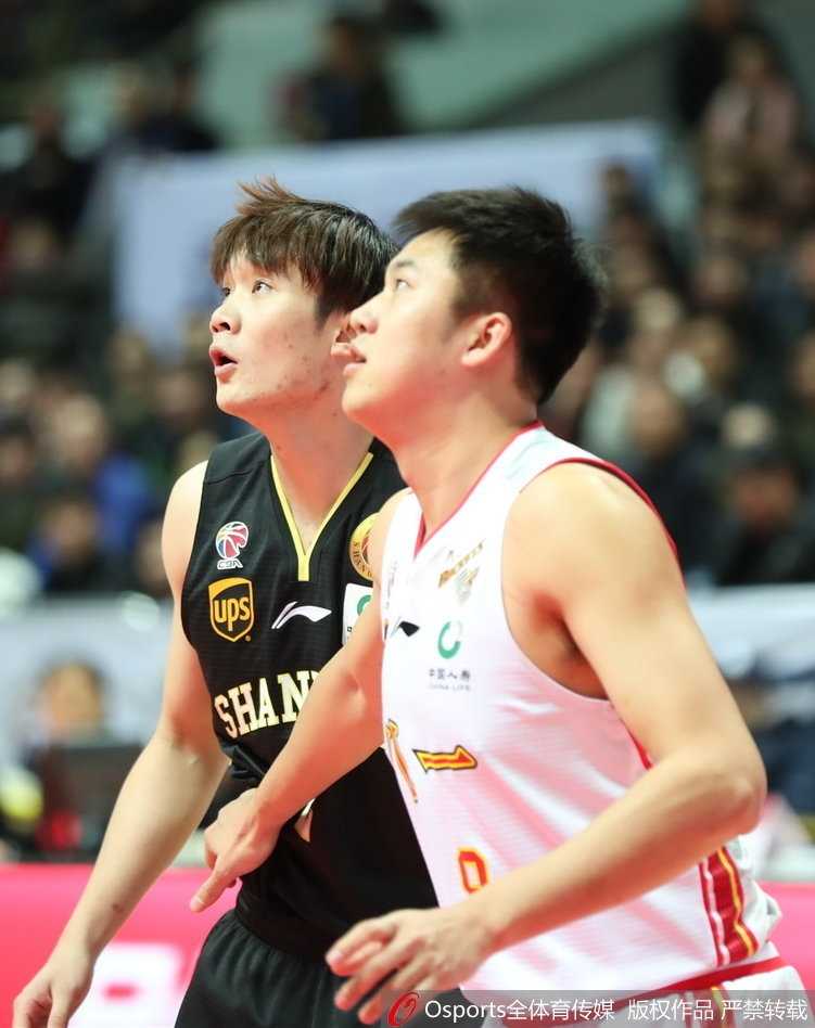 山东队外援莫泰尤纳斯在八一内线群中强行起跳，以一敌三摘下进攻篮板，展现了他无与伦比的篮下统治力。