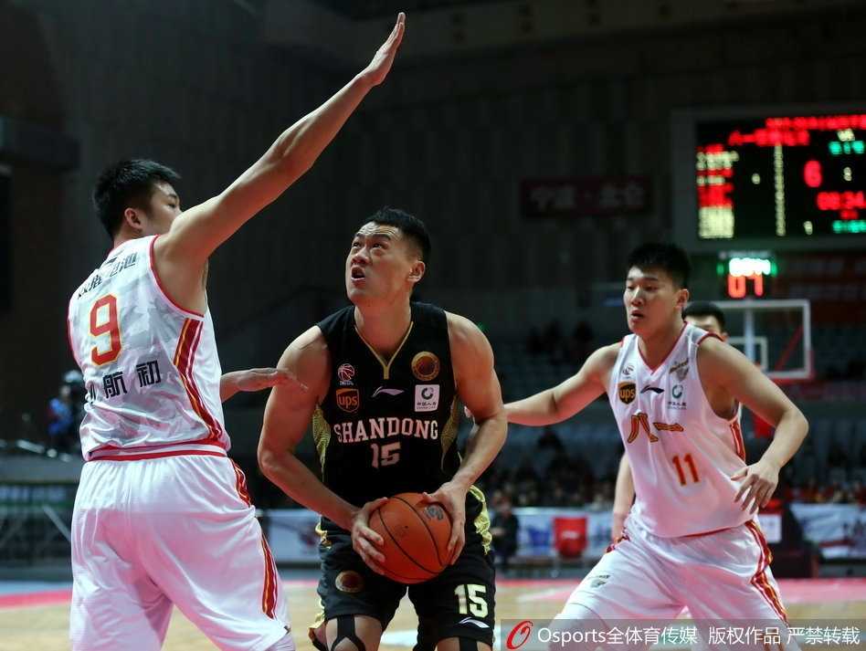 面对八一队顽强追分，山东队球员在暂停后围成一圈，相互鼓劲，誓要将这场客场胜利收入囊中。